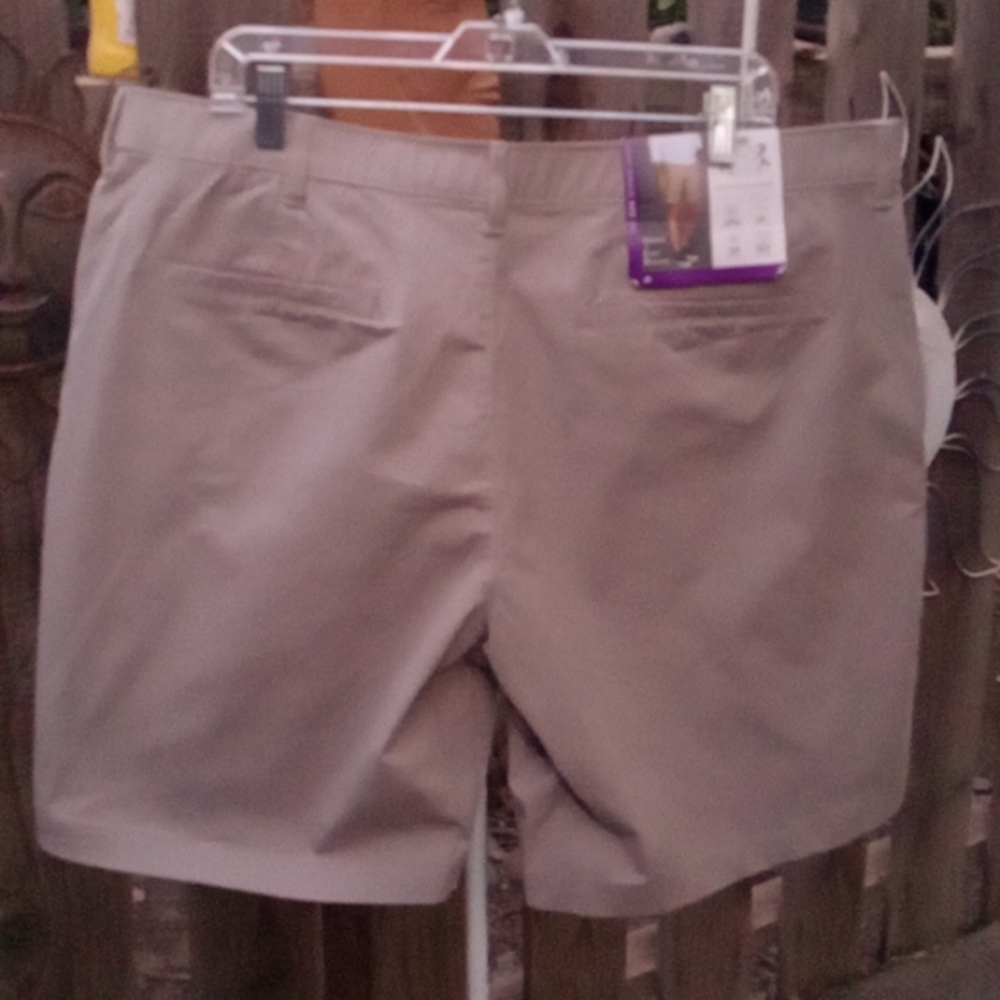 The CEO Midway short Flex waste band. Size 40. New with Tags.